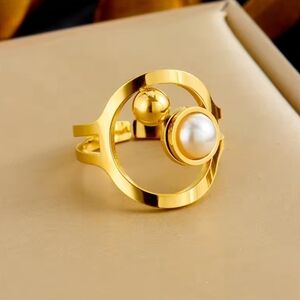 Modern Gold and Pearl Ring